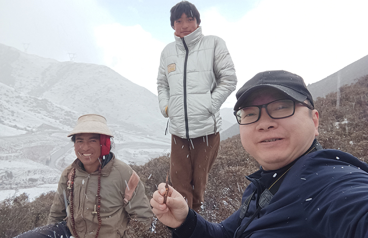 与藏族朋友在冰天雪地中寻觅冬虫夏草.jpg
